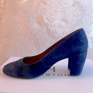 Halston Navy Blue Kid SuedeHeels Classic pumps in gorgeous blue color. Size 7